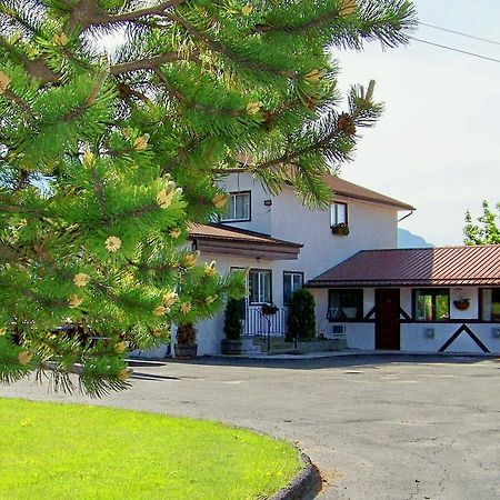 Bavarian Orchard Motel Creston Dış mekan fotoğraf